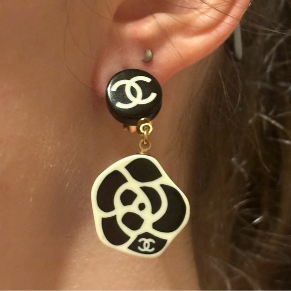 CHANEL Camellia, black and white CC interlocking earrings - Picture 2 of 2